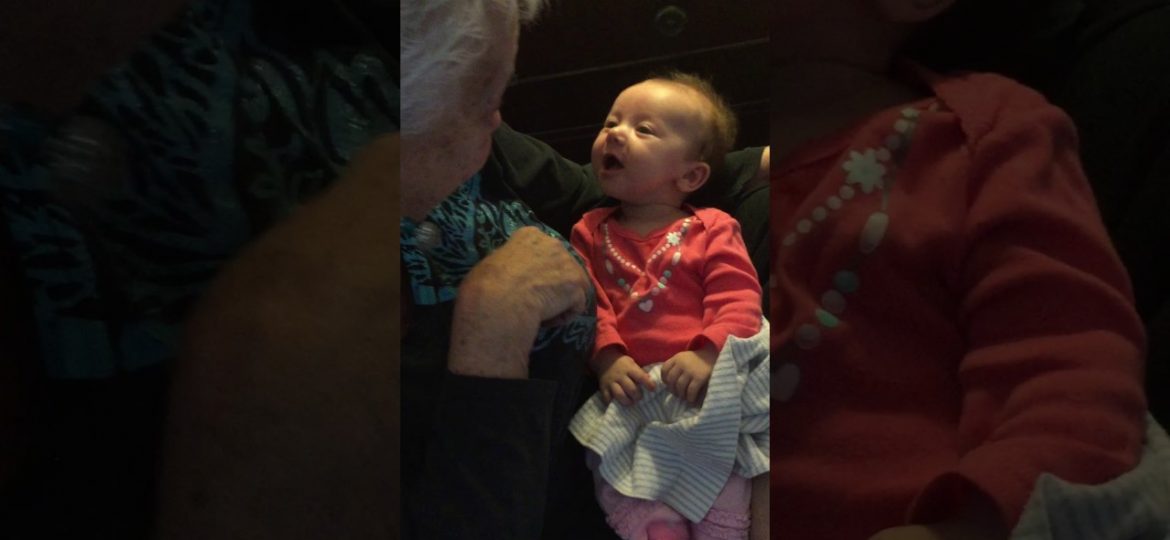 Κωφή γιαγιά, διδάσκει τη Νοηματική γλώσσα στην εγγονή της