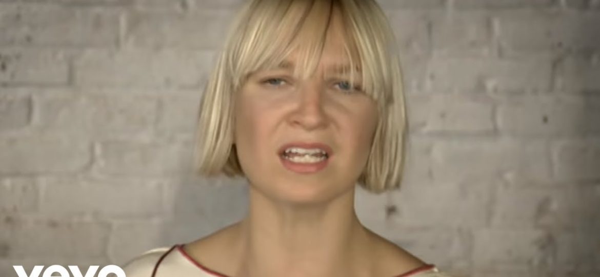 Η Sia τραγουδάει στη Νοηματική γλώσσα